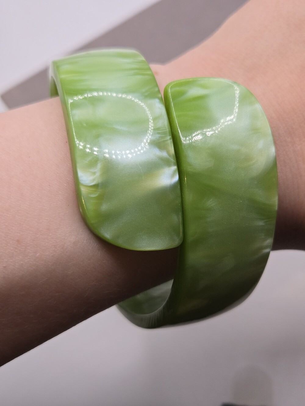 VTG Chunky Green Pearly Plastic Cuff Bracelet 7.75" iridescent 90s Y2k Jade Tone